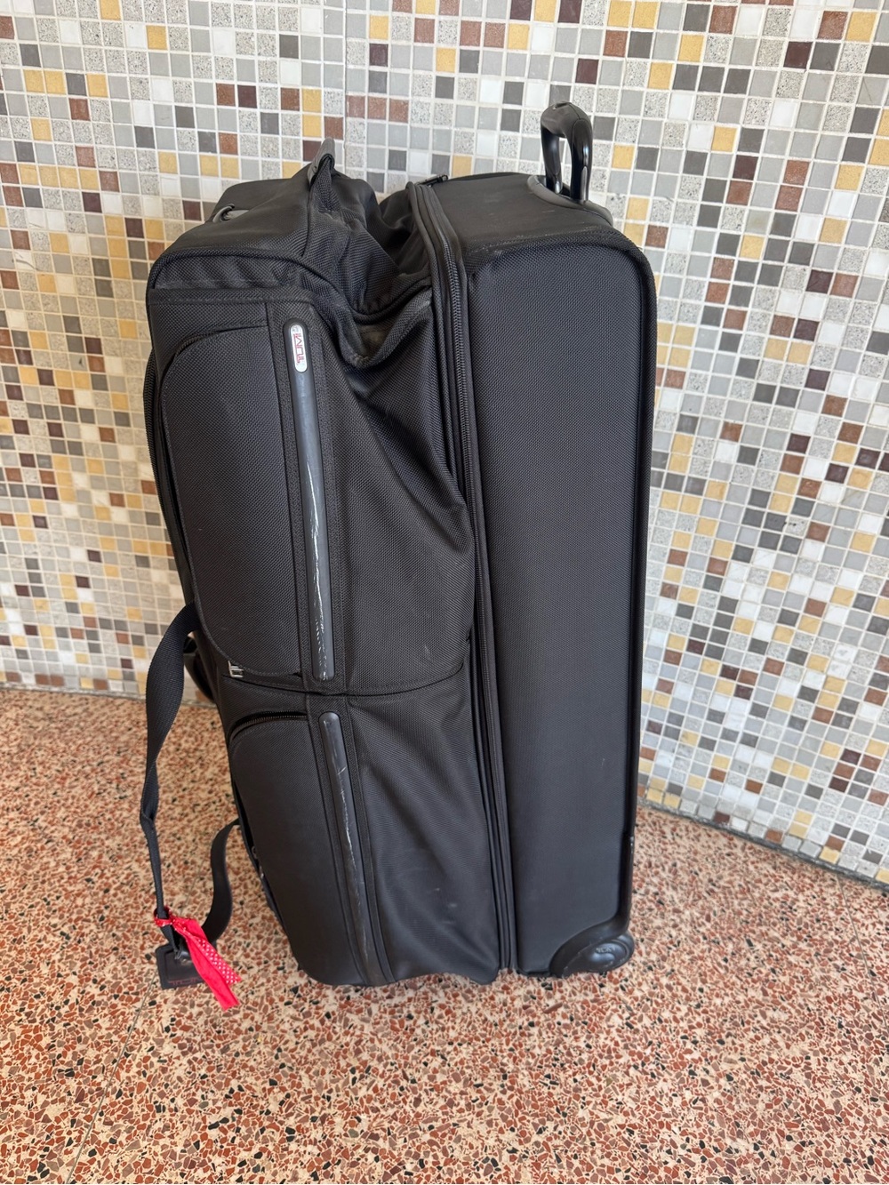 TUMI Alpha Large Split 2-Wheeled Duffel bag Rolling Suitcase Check-On